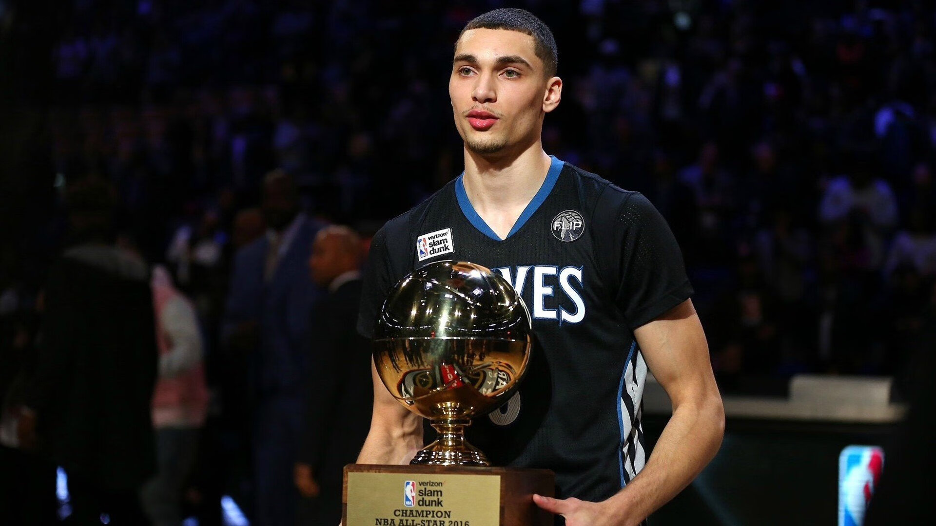 开云体育app-压力之下见真章，浓眉爆发引领步行者力克新疆队，篮球跨界对决背后的启示