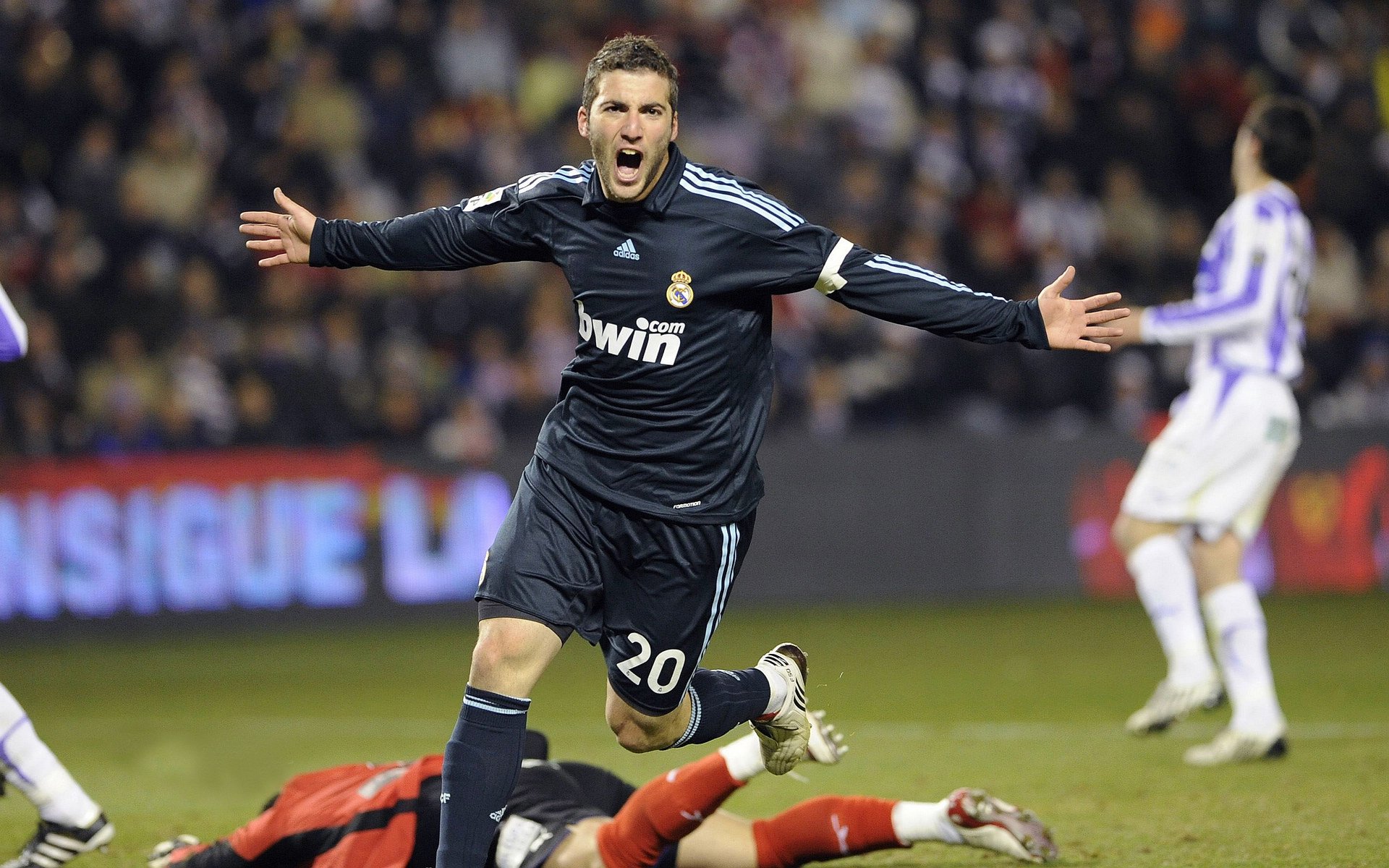 开云体育APP下载-德式利刃刺穿红黑王朝！穆勒天神下凡，克罗地亚铁骑竟将AC米兰碾为齑粉